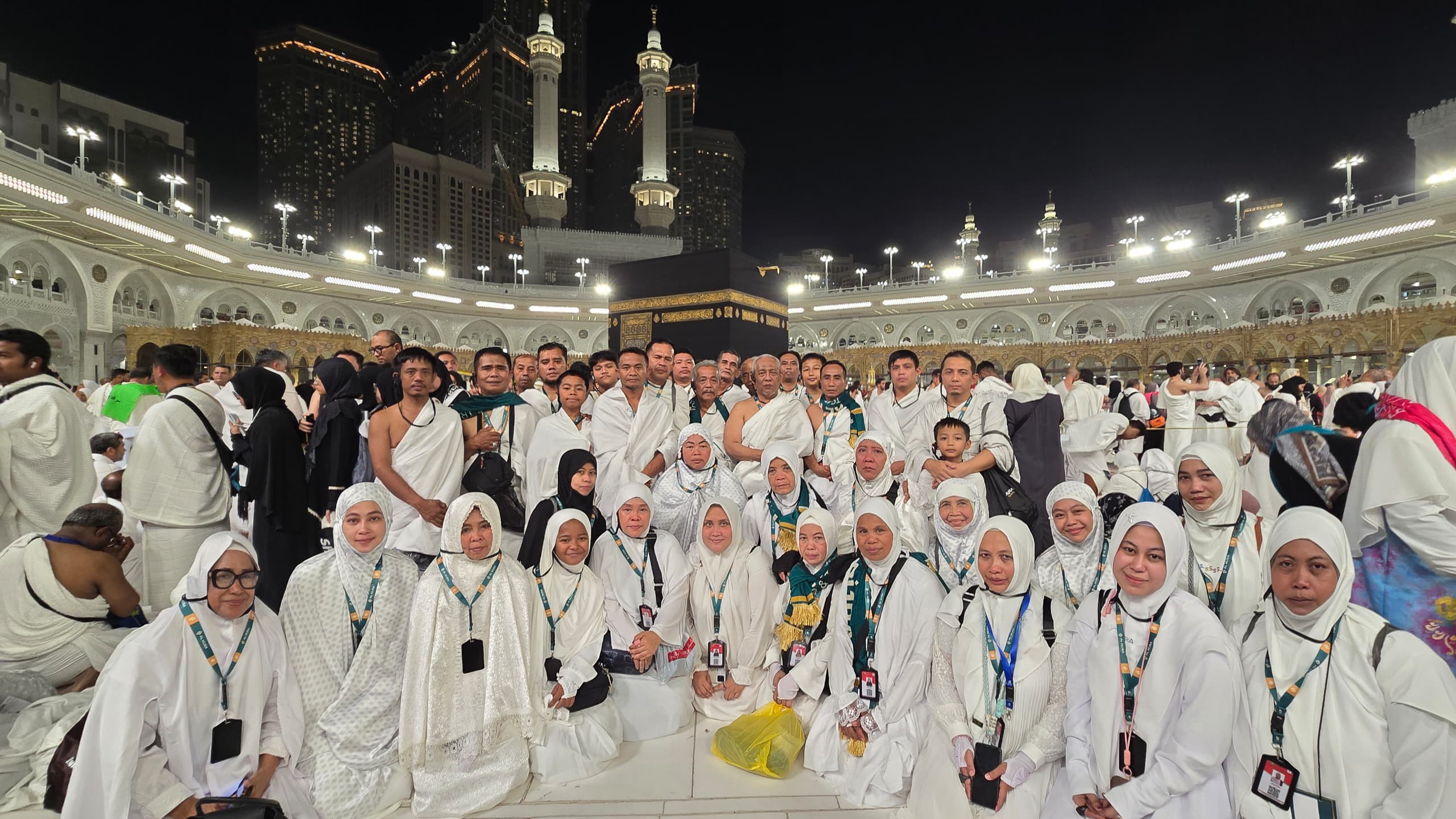 Jamaah Al Hijra di depan Kaaba
